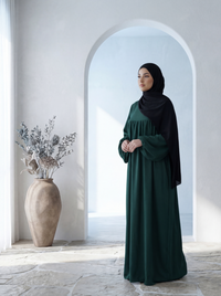 abaya dunkelgrün aus jazz-stoff mit ballonärmeln, bodenlang, frontansicht