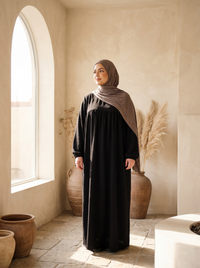 abaya aus jazzstoff in schwarz mit ballonärmeln und geraffter passe, vorderansicht