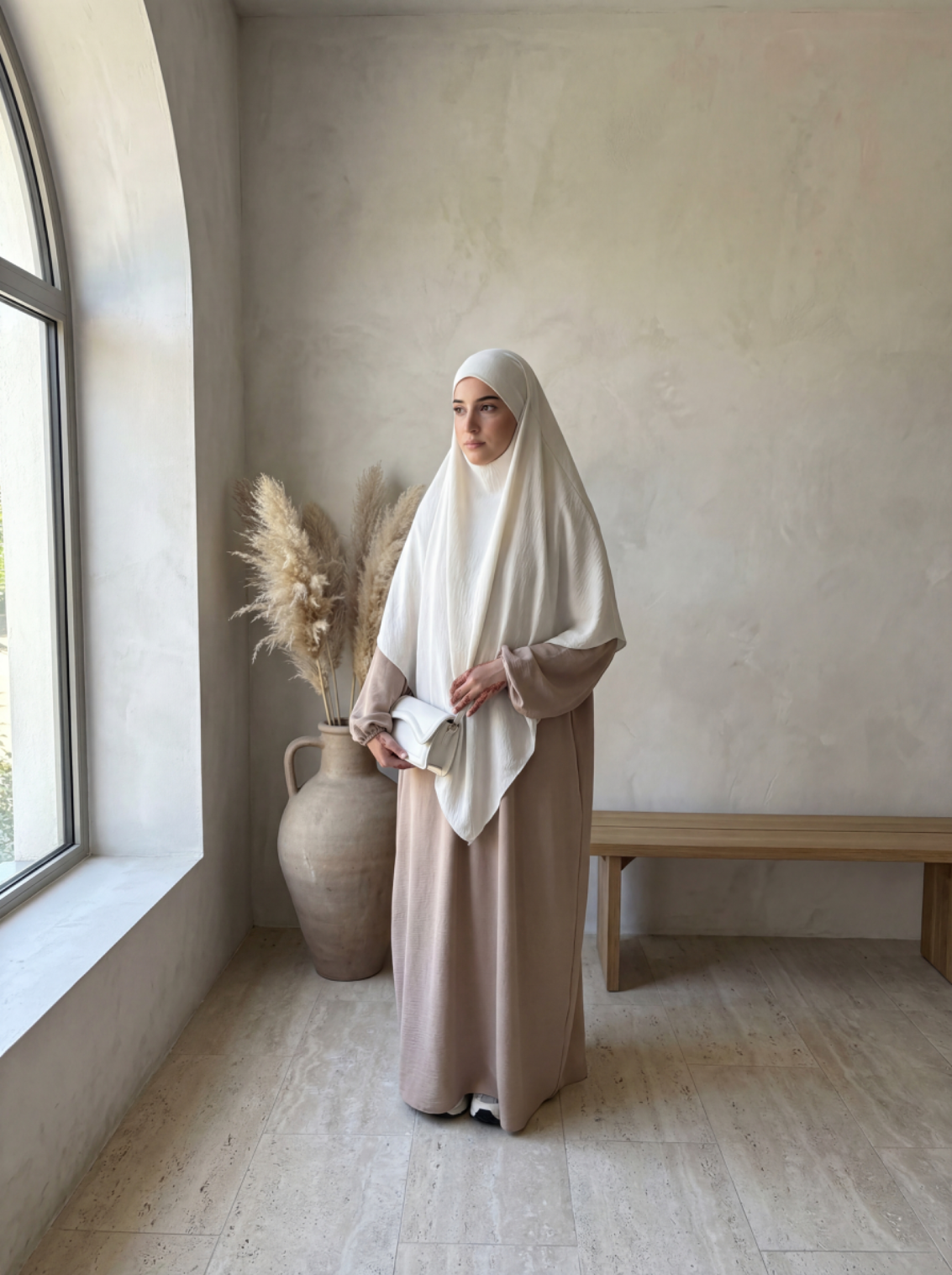 beige abaya aus jazzstoff mit ballonärmeln und weißem hijab, frontansicht