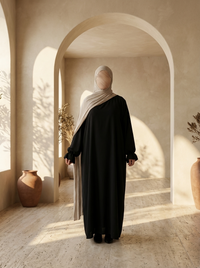 schwarze abaya aus jazz-stoff mit rüschenärmeln, frontansicht