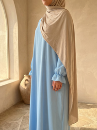 Eine Abaya aus Jazz-Stoff mit Rüschenärmeln in [FARBE], Vorderansicht.