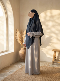 Abaya hellgrau aus Jazz-Stoff mit Rüschenärmeln, Seitenansicht.