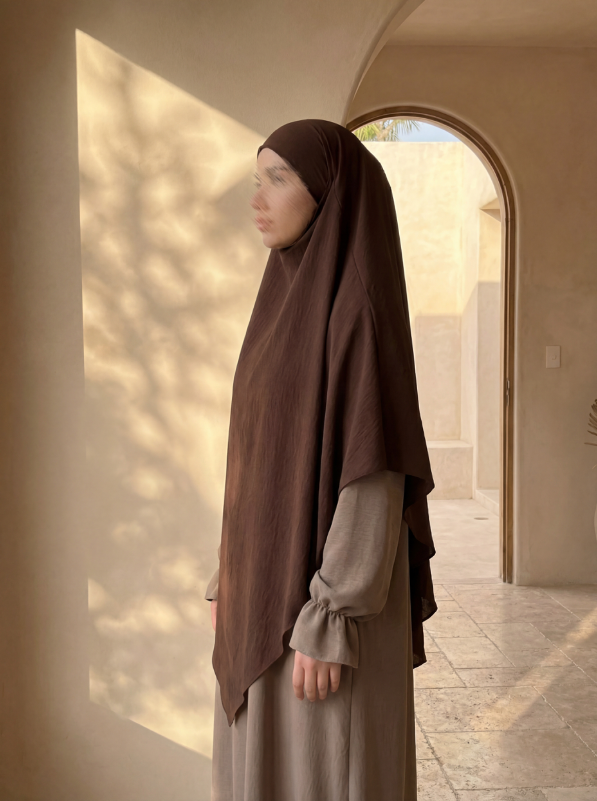 Abaya in taupe aus Jazz-Stoff mit Rüschenärmel, Seitenansicht mit Ärmel-Detail und leicht gekreppter Struktur.