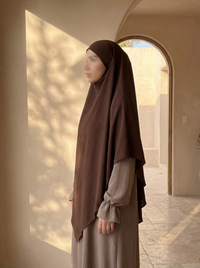 Abaya in taupe aus Jazz-Stoff mit Rüschenärmel, Seitenansicht mit Ärmel-Detail und leicht gekreppter Struktur.