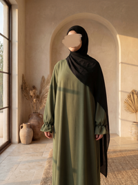 abaya aus elastischem jazz-stoff in olivgrün mit rüschenärmeln, frontansicht