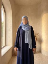 Abaya dunkelblau aus elastischem Jazz-Stoff mit Rüschenärmeln, Seitenansicht.