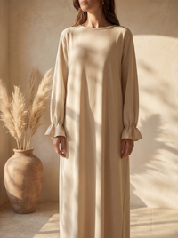 Beige Abaya aus Jazz-Stoff mit Rüschenärmeln und Rundhalsausschnitt, Vorderansicht