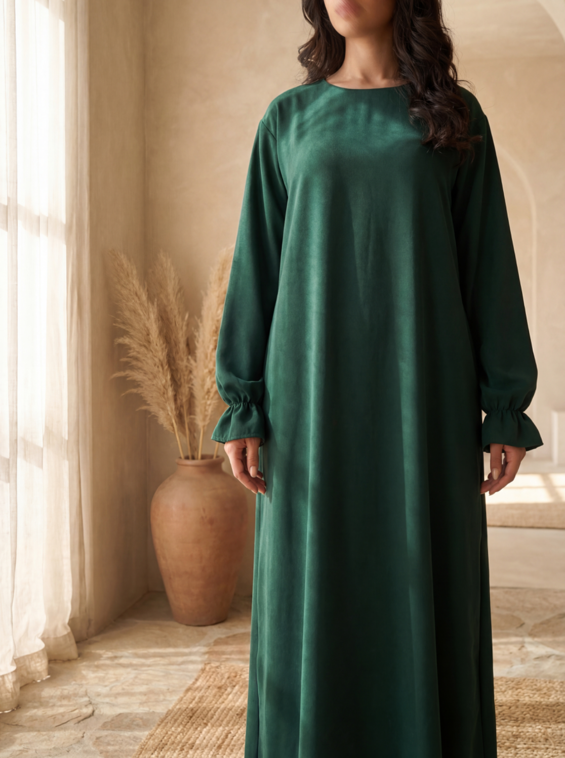 Abaya in dunkelgrünem, elastischem Jazz-Stoff mit Rüschenärmeln, Vorderansicht