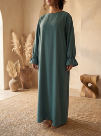 abaya in petrol aus jazz-stoff mit rüschenärmeln, vorderansicht