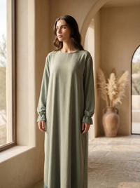 Abaya in salbeigrün mit Rüschenärmeln aus elastischem jazz-stoff, frontansicht