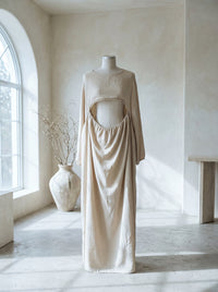 Beige Still-Abaya aus luftigem Jazzstoff mit großer Frontöffnung und Raffungen, in der Vorderansicht gezeigt.