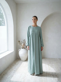 Salbeigrüne Abaya aus Jazzstoff mit Stillfunktion und hoher Empire-Naht, gezeigt in Vorderansicht