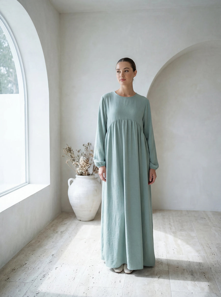 Salbeigrüne Abaya aus Jazzstoff mit Stillfunktion und hoher Empire-Naht, gezeigt in Vorderansicht