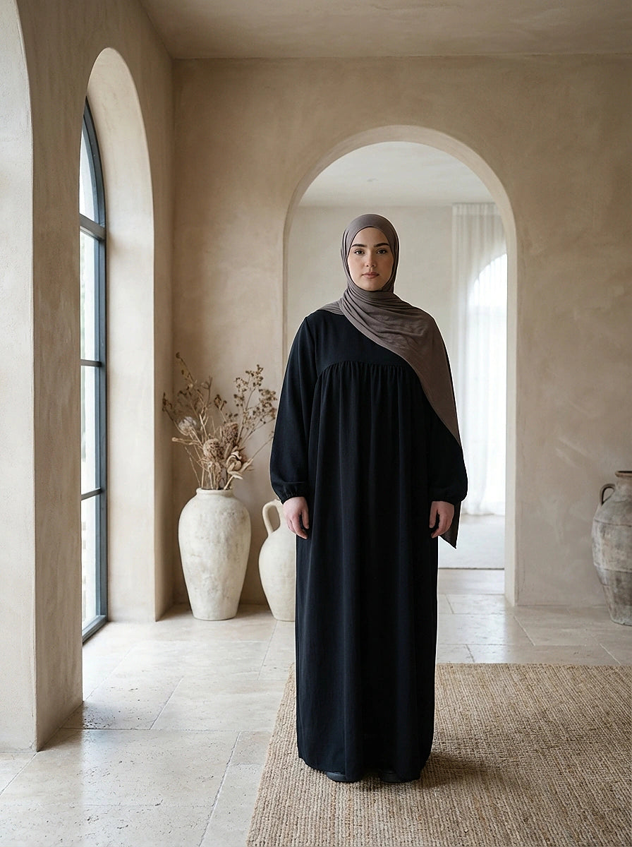 abaya aus jazzstoff in schwarz mit ballonärmeln und geraffter passe, vorderansicht