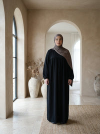 abaya aus jazzstoff in schwarz mit ballonärmeln und geraffter passe, vorderansicht