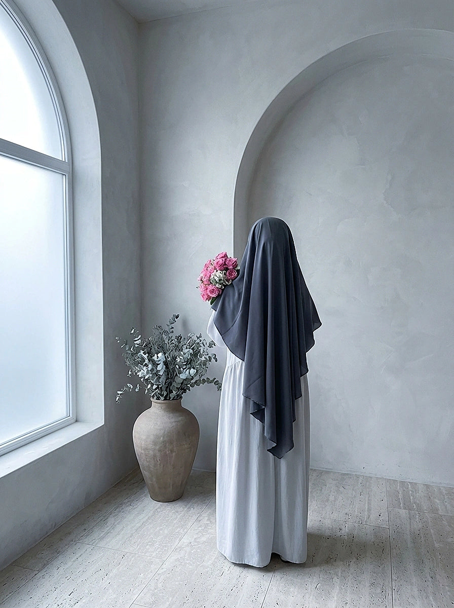 einlagiger khimar in dunkelgrau, rückenansicht mit langer blickdichter drapierung