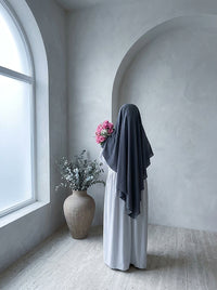 einlagiger khimar in dunkelgrau, rückenansicht mit langer blickdichter drapierung