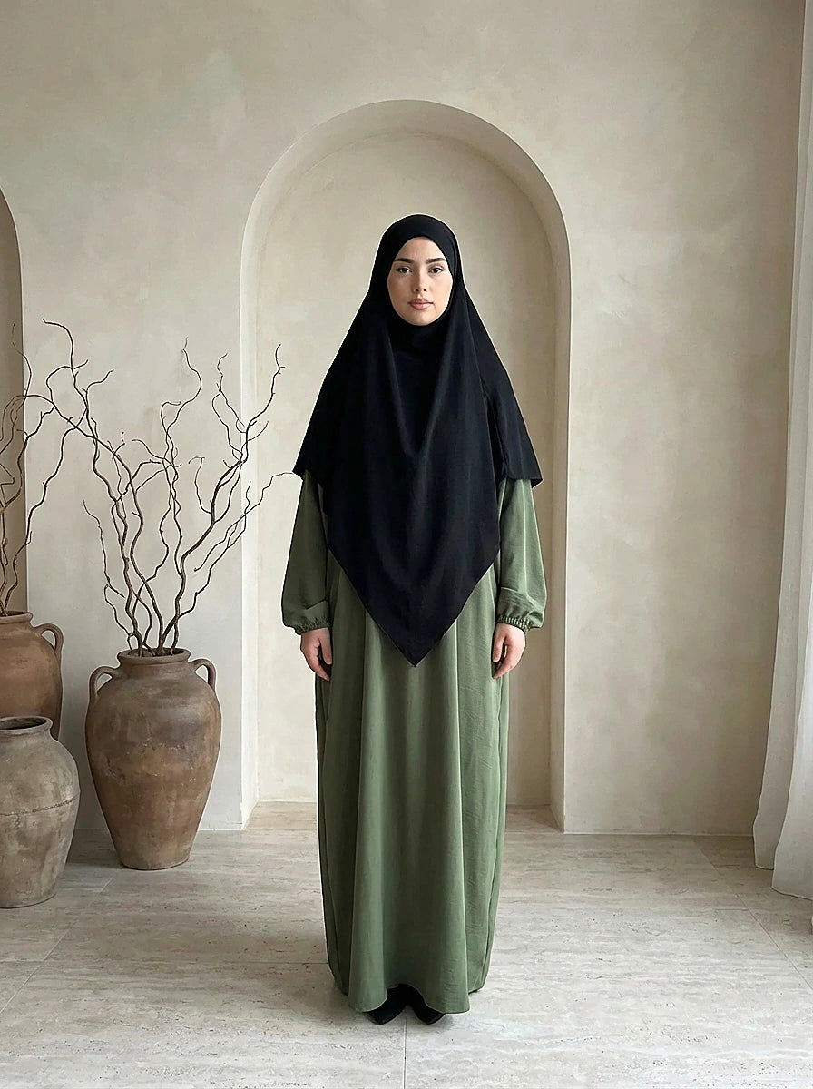 Zweilagige Still‑Abaya aus Jazzstoff in neutraler Farbe, Vorderansicht, knöchellang.