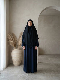 einlagiger schwarzer khimar aus jazz-stoff, rückenansicht, langes rückteil