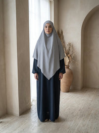 schwarze abaya aus jazzstoff mit ballonärmeln, seitenansicht