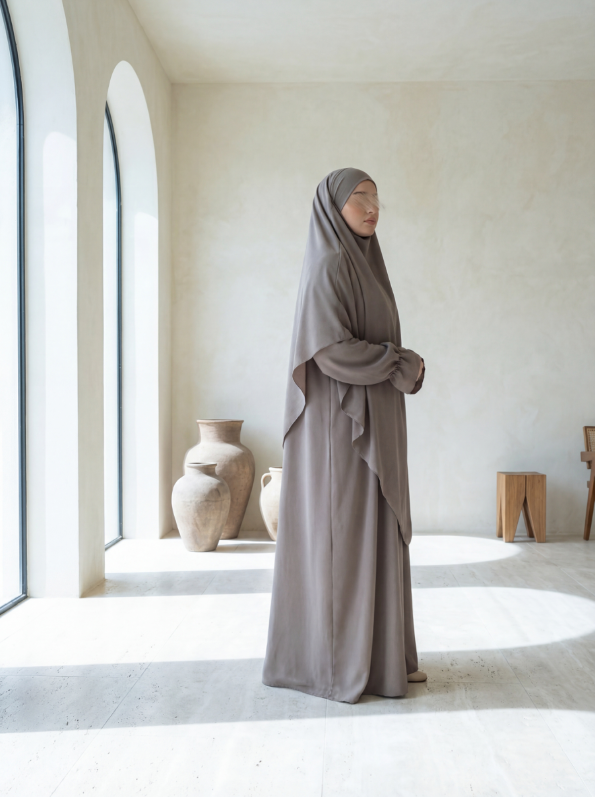 Abaya- und Khimar-Set in taupe aus fließendem jazz-stoff, ballonärmel, seitenansicht.