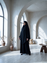 schwarzes set aus abaya und passendem khimar, jazz-stoff, ballon- und rüschenärmel, frontansicht