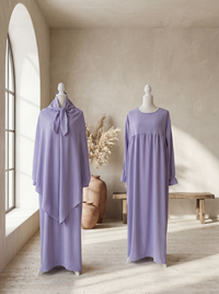 Abaya mit ballonärmeln und farbgleichem khimar in flieder aus jazz-stoff, frontansicht.