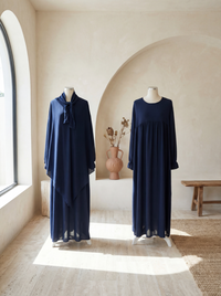 dunkelblaues abaya- und khimar-set aus jazzstoff, ballon- und rüschenärmel, frontansicht; links khimar, rechts abaya