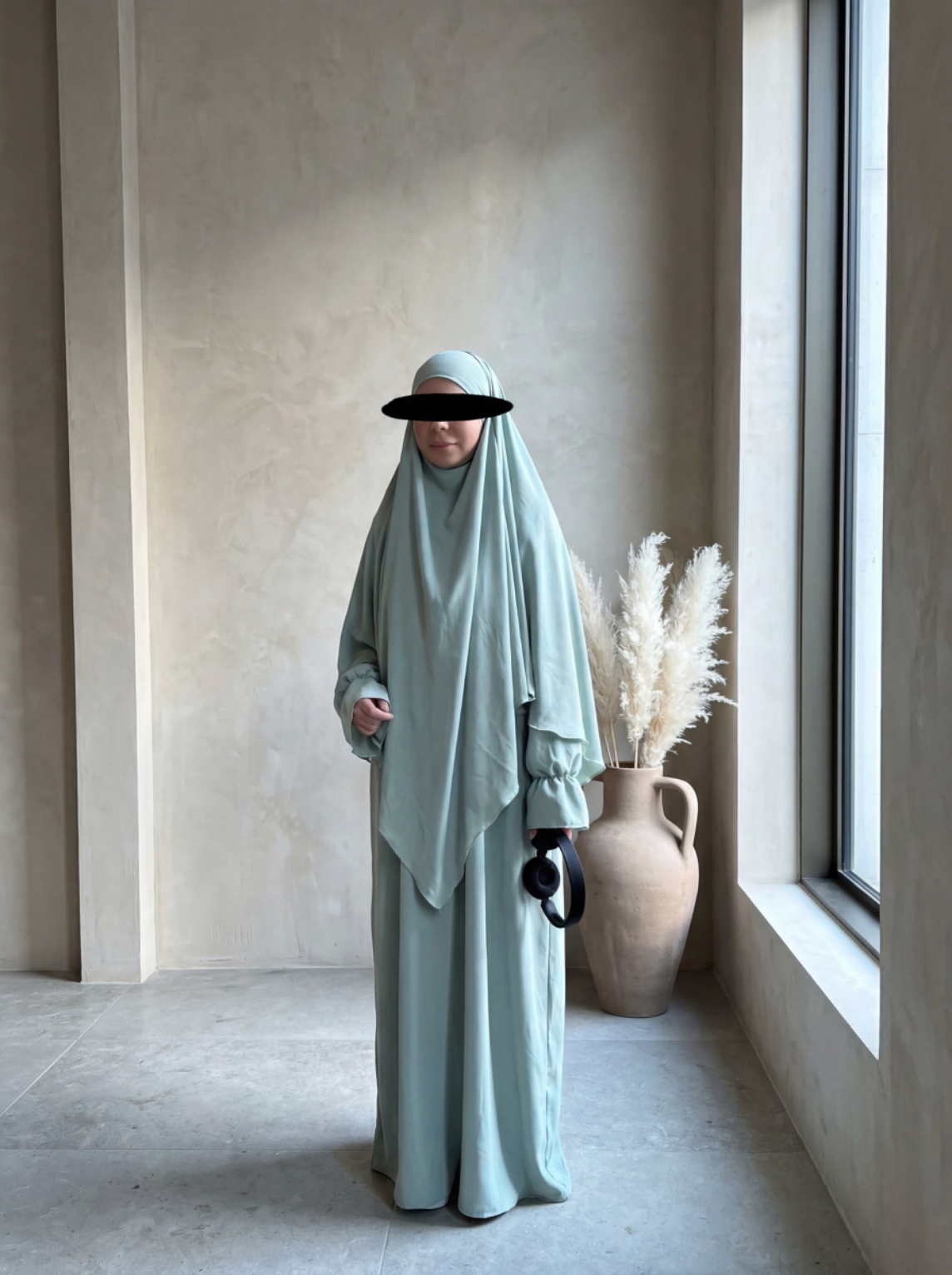 salbeigrünes abaya‑khimar set aus fließendem stoff, abaya mit ballonärmeln, khimar mit doppellagigem saum, frontansicht
