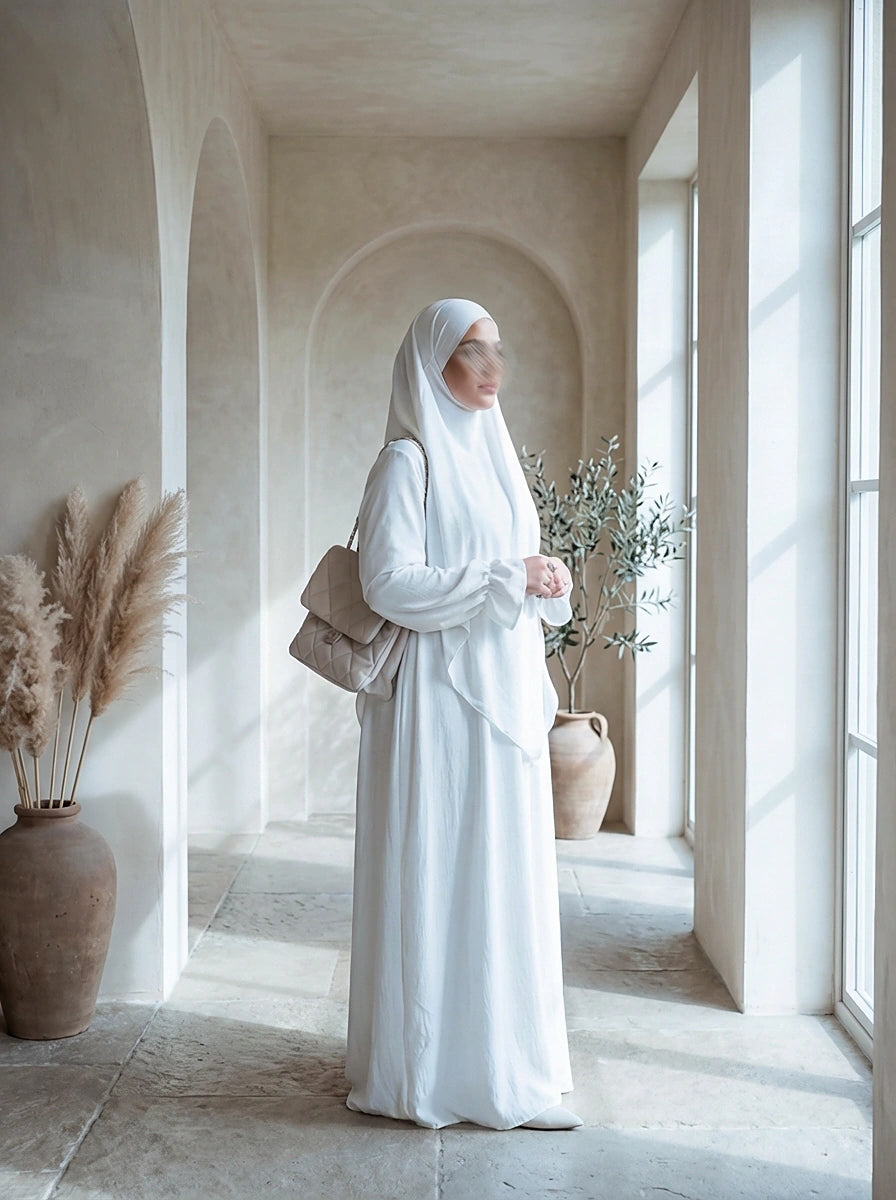 abaya und khimar in weiß, fließender stoff, abaya mit rüschenärmeln, seitenansicht