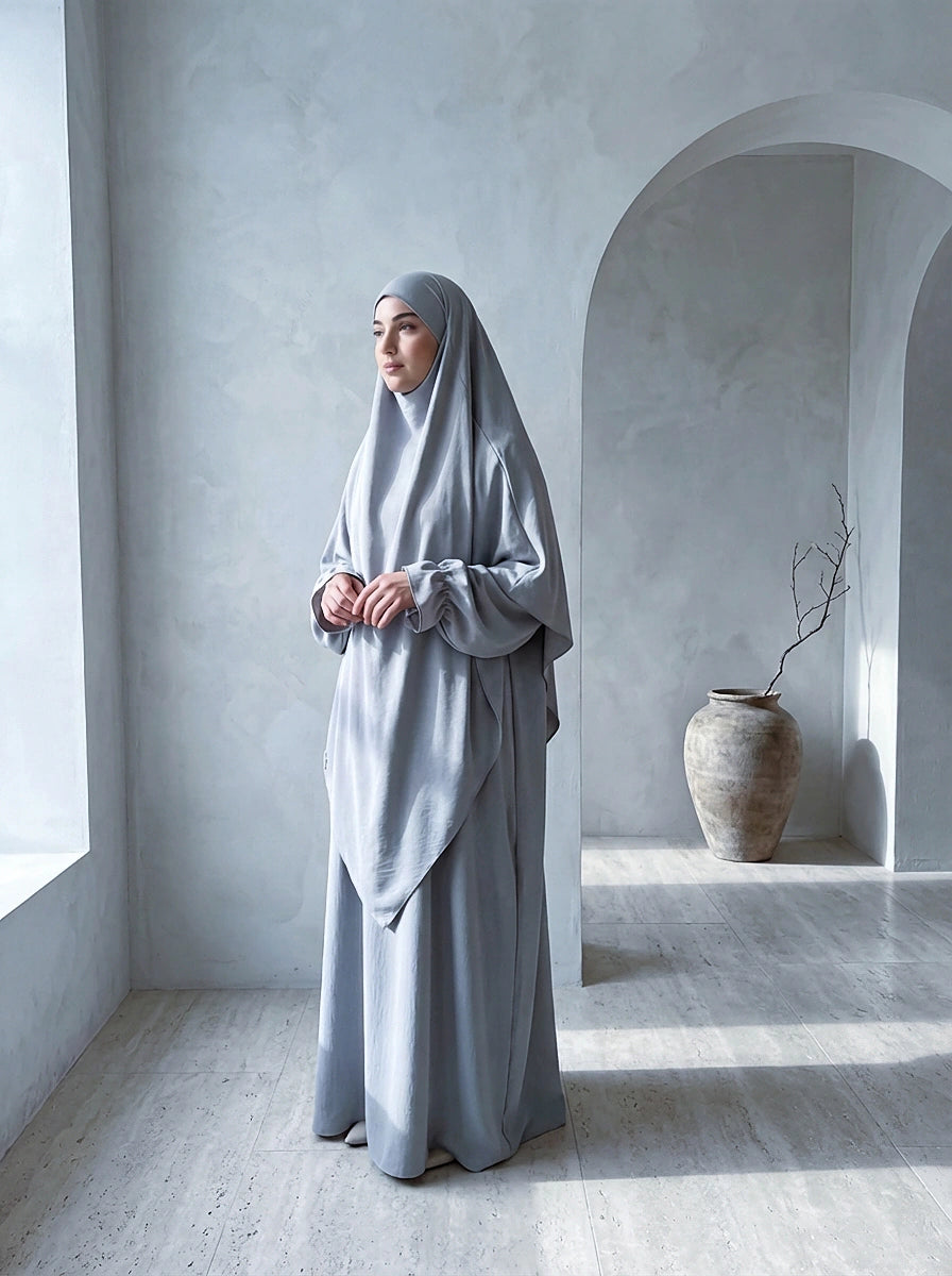 Abaya- und Khimar-Set in grau aus Jazz-Stoff, Ballonärmel mit Gummibund, Seitenansicht