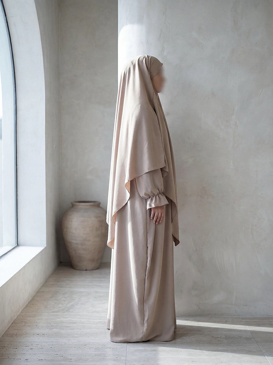 beiges abaya- und khimar-set mit ballonärmeln, seitenansicht