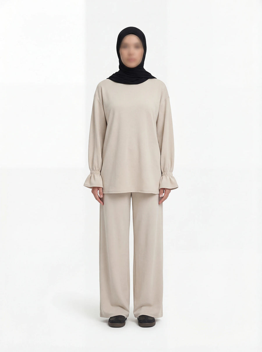 Asmaa Zweiteiler aus Viskose-Mix mit 80cm Oberteil und Hose mit Taschen in Frontansicht.