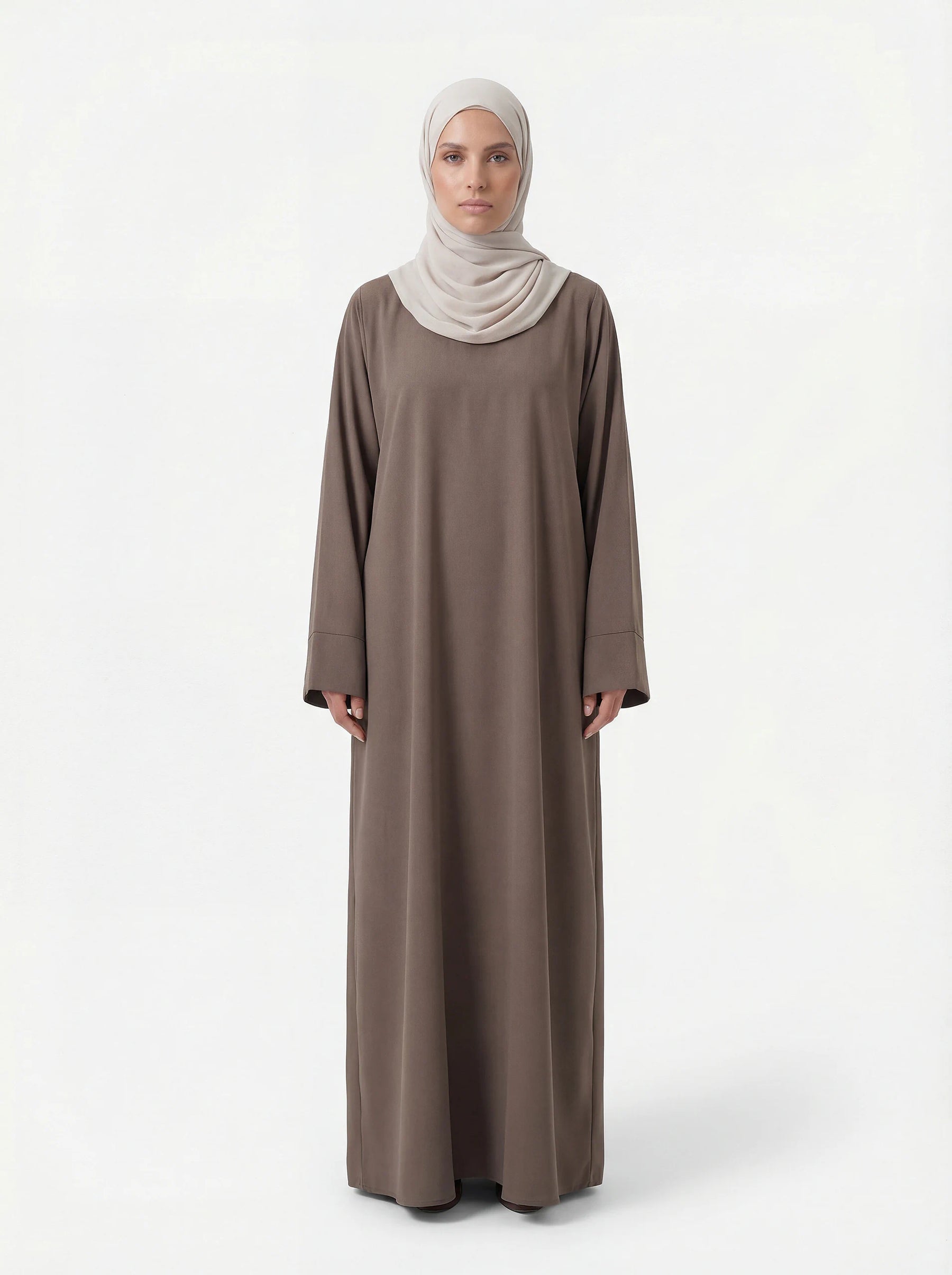 abaya taupe aus polyester, oversized, lange ärmel und bodenlänge, frontansicht
