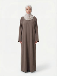 abaya taupe aus polyester, oversized, lange ärmel und bodenlänge, frontansicht