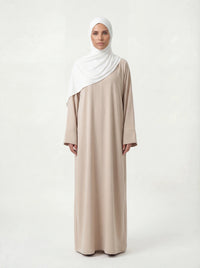 abaya beige aus polyester, oversized, bodenlang mit weiten ärmeln, frontansicht