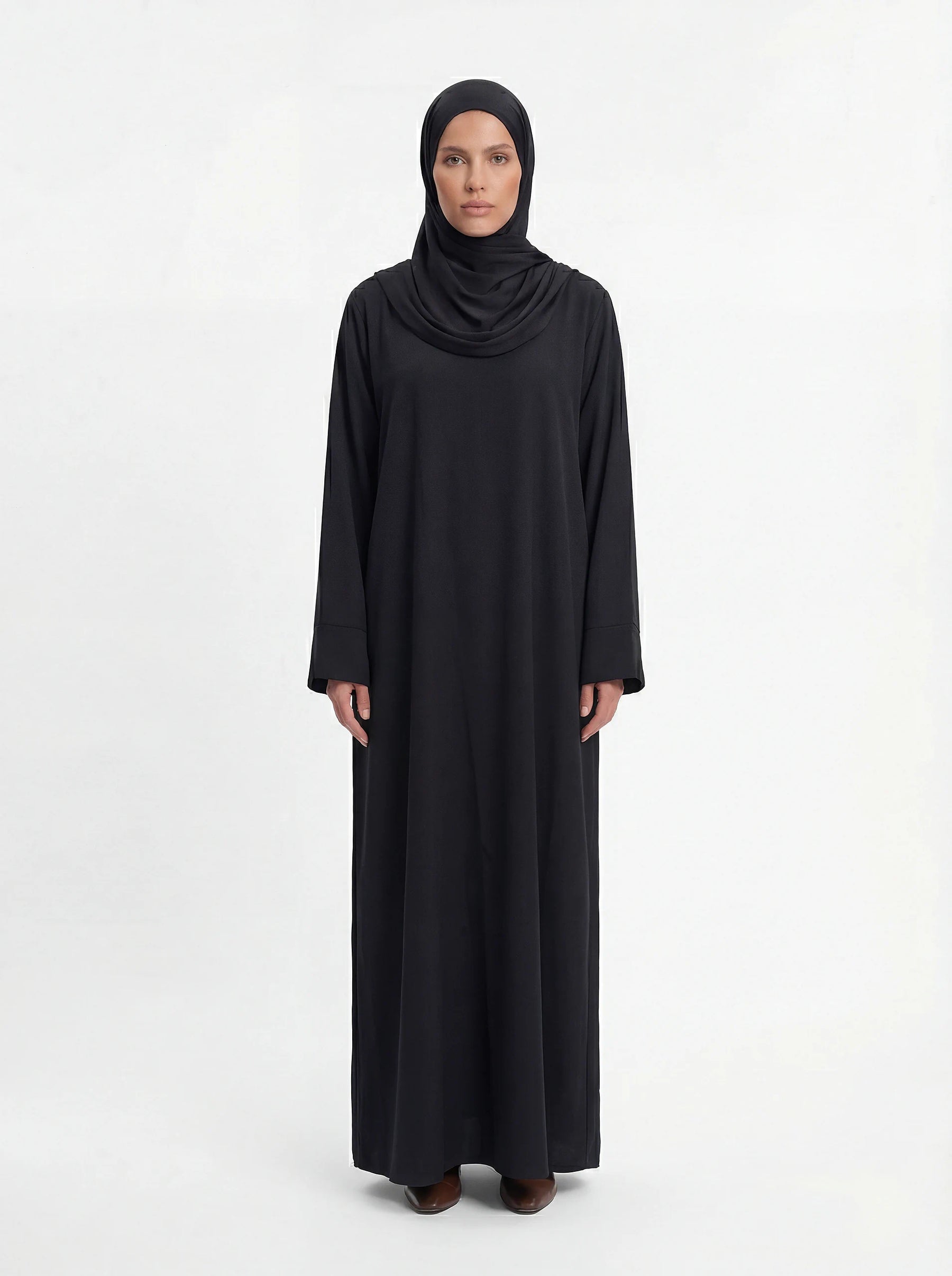 schwarze abaya aus polyester, rundhalsausschnitt, lange ärmel, locker geschnitten, frontansicht
