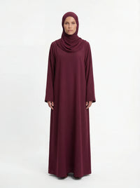 bordeauxrote lange abaya aus polyester mit weiten ärmeln und rundhalsausschnitt, vorderansicht auf schaufensterpuppe