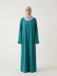 bodenlange abaya mit langen ärmeln und fließendem, luftigem stoff