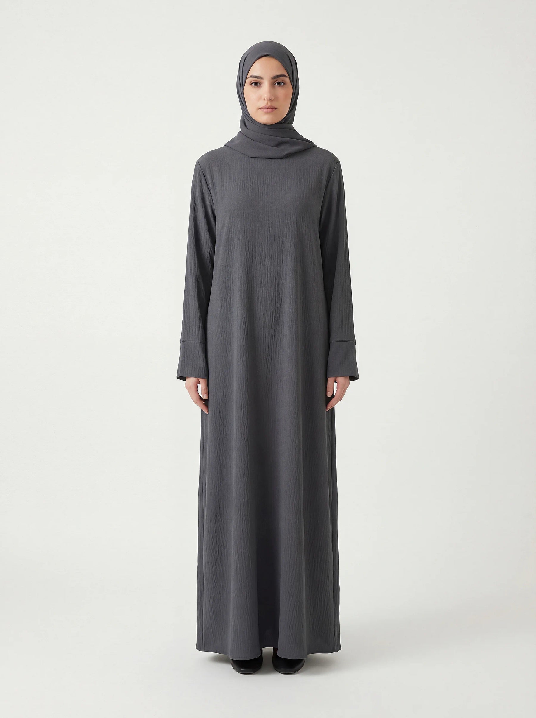 Anthrazitgraue Basic-Abaya aus Jazz mit lockerem, langärmligem Schnitt und Rundhalsausschnitt, Vorderansicht