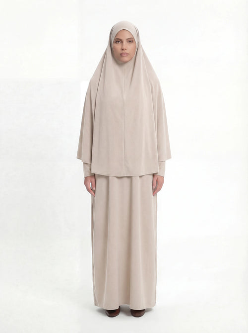 Zweiteiliges Gebets-Set in Sandbeige mit hüftlangem Khimar und bodenlangem Rock, Frontalansicht.