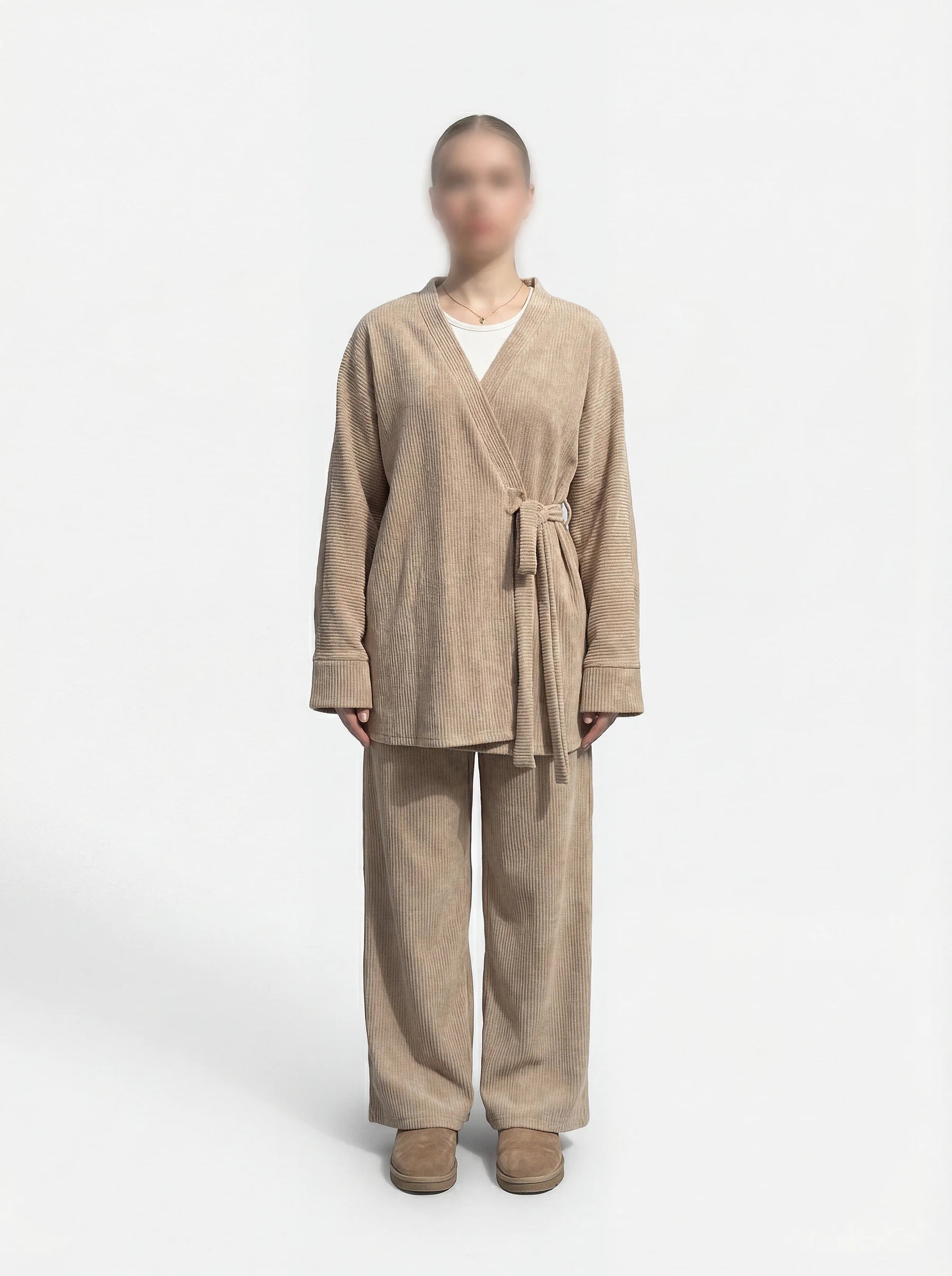 zweiteiler aus cordstoff, langes oberteil und hose, strukturierte rippoptik