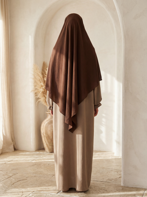 einlagiger khimar in creme aus jazz-stoff, drapiert in frontansicht, leicht und blickdicht