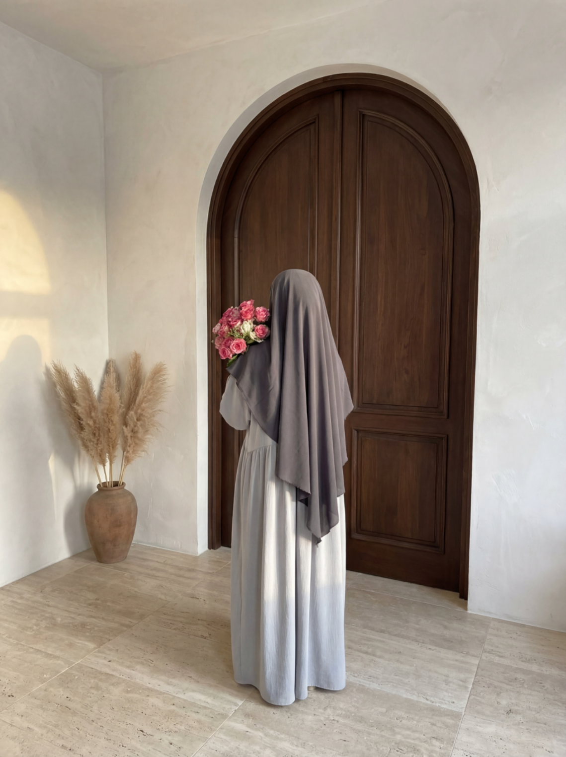 einlagiger khimar in dunkelgrau, rückenansicht mit langer blickdichter drapierung