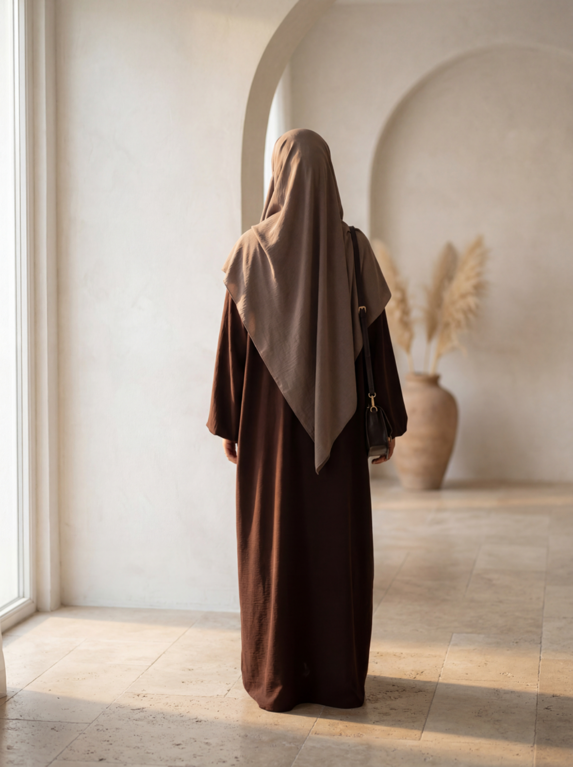 Taupefarbener Khimar aus Jazz, einlagig und blickdicht, Rückansicht getragen