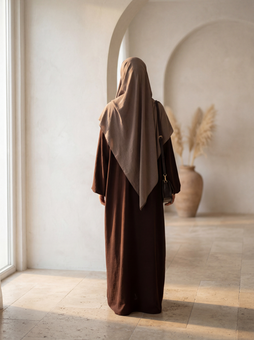 Taupefarbener Khimar aus Jazz, einlagig und blickdicht, Rückansicht getragen