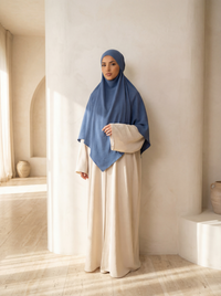 Blauer Khimar, blickdicht mit Bindeband am Hinterkopf, Rückenansicht