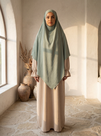 einlagiger khimar mintgrün mit spitz zulaufendem saum, rückenansicht
