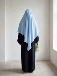 einlagiger khimar hellblau aus jazz-stoff, rückansicht mit langem, spitz zulaufendem saum