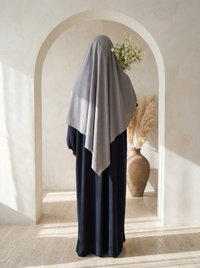 khimar hellgrau, einlagig aus jazz-stoff, rückenansicht, hinten lang und blickdicht